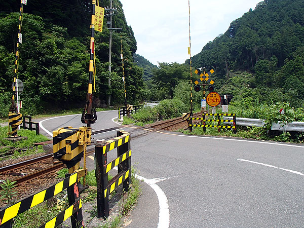 山道に突如遭遇した踏切